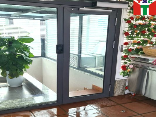 Cửa xoay mở cánh tự động