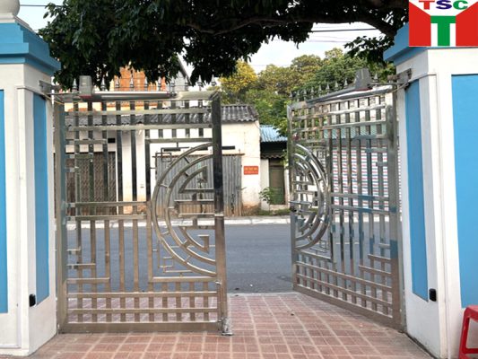 Chỉ cần một nút bấm điều khiển, cửa sẽ tự động mở để bạn đi vào