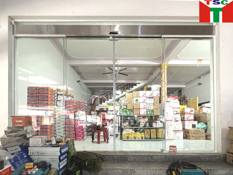 Lắp đặt cửa tự động tại cửa hàng tạp hóa