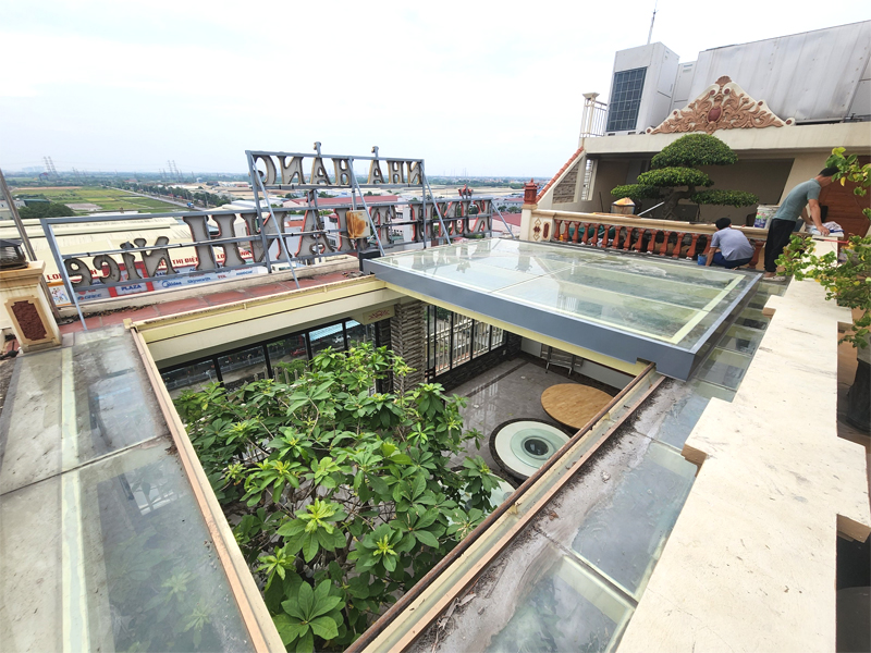 Mái kính trượt tự động cho giếng trời